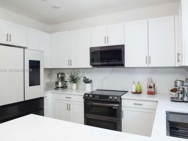 Продажа дома по адресу 20917 NE 8th Ave - фото 7444036