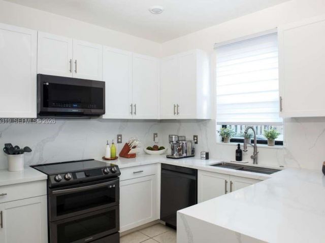 Продажа дома по адресу 20917 NE 8th Ave - фото 7444037