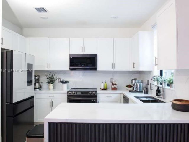 Продажа дома по адресу 20917 NE 8th Ave - фото 7444038