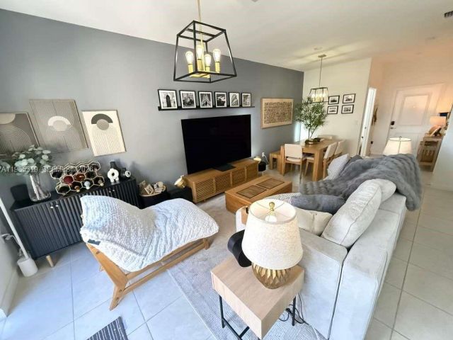 Продажа дома по адресу 20917 NE 8th Ave - фото 7444041