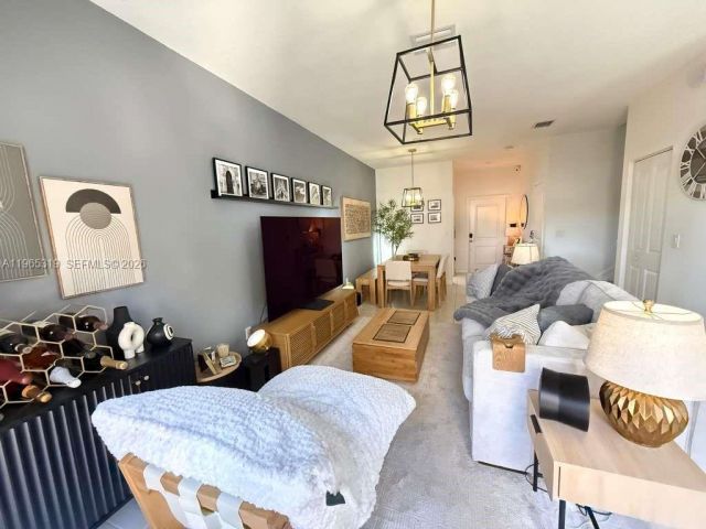 Продажа дома по адресу 20917 NE 8th Ave - фото 7444042