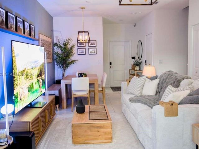 Продажа дома по адресу 20917 NE 8th Ave - фото 7444043