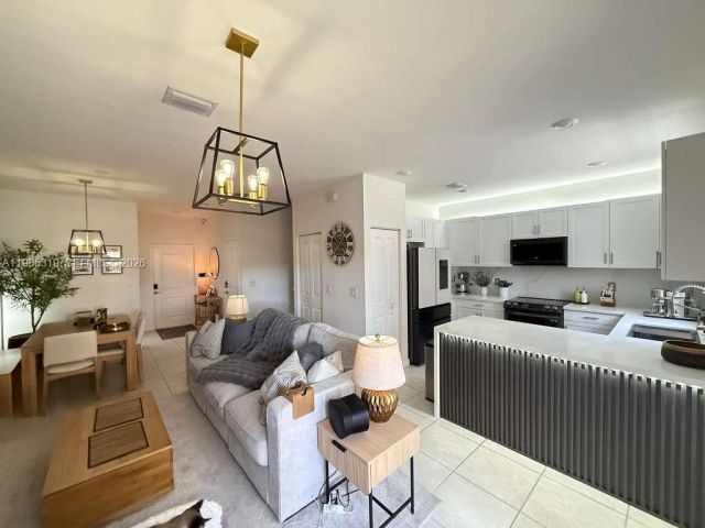 Продажа дома по адресу 20917 NE 8th Ave - фото 7444044