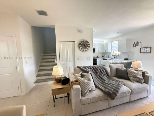 Продажа дома по адресу 20917 NE 8th Ave - фото 7444045