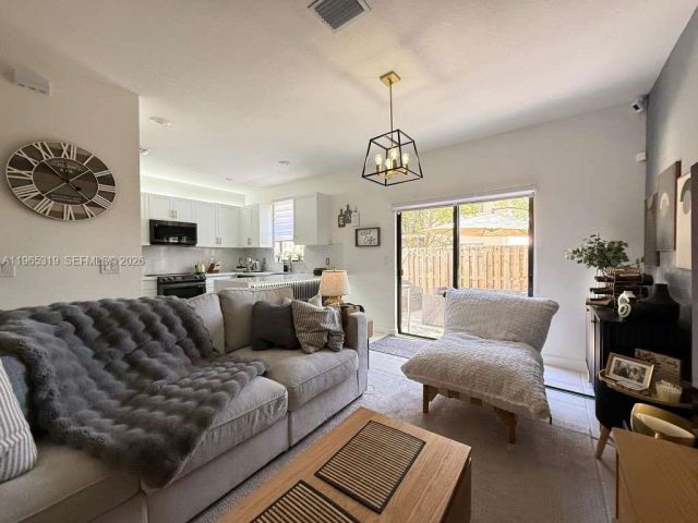 Продажа дома по адресу 20917 NE 8th Ave - фото 7444046