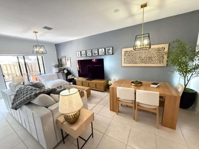 Продажа дома по адресу 20917 NE 8th Ave - фото 7444047