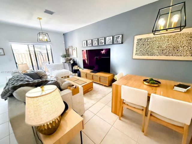 Продажа дома по адресу 20917 NE 8th Ave - фото 7444048