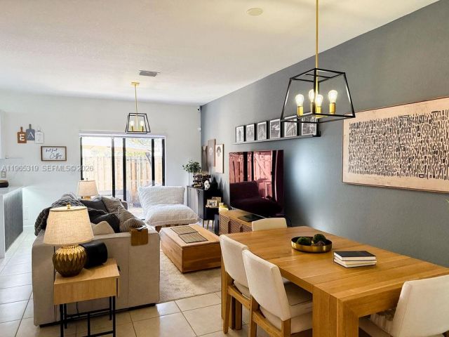 Продажа дома по адресу 20917 NE 8th Ave - фото 7444050