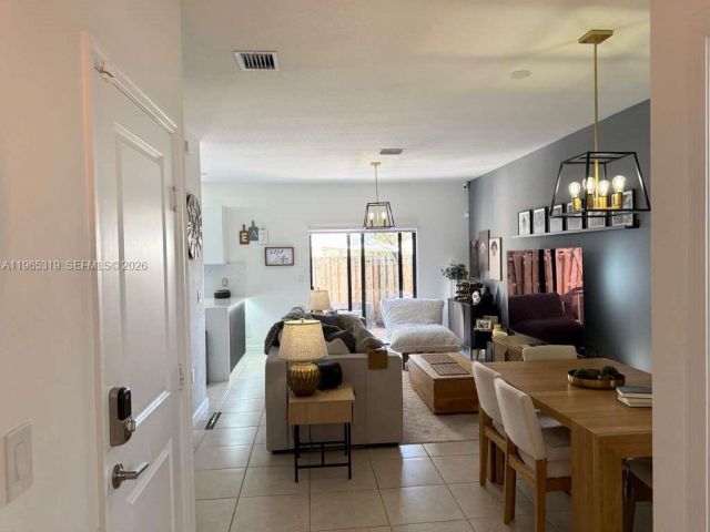 Продажа дома по адресу 20917 NE 8th Ave - фото 7444051