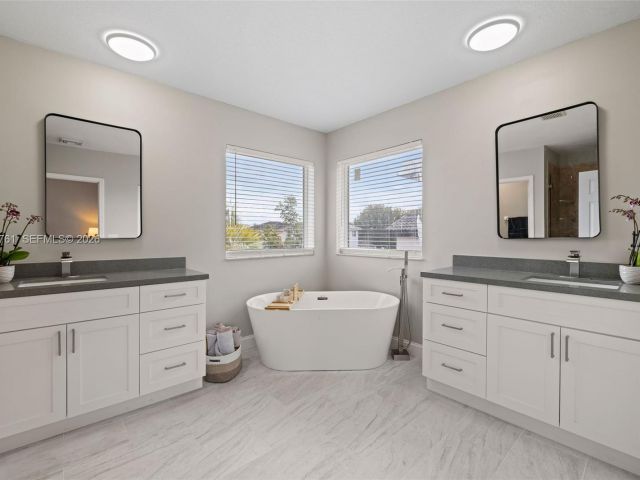 Продажа дома по адресу 3122 SW 144th Pl - фото 7515366