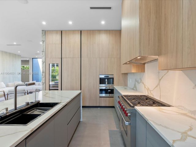 Дом в аренду по адресу 871 NE 83rd St - фото 7429005