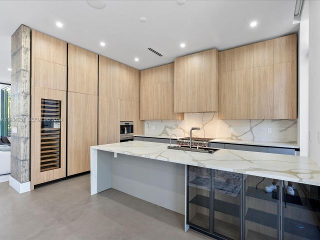 Дом в аренду по адресу 871 NE 83rd St - фото 7429020