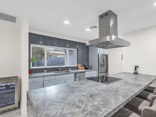 Продажа дома по адресу 1920 NE 57th Street - фото 9384044