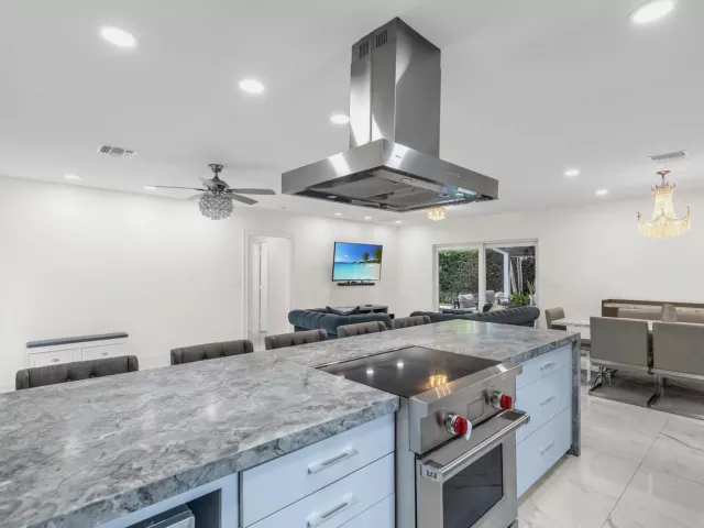 Продажа дома по адресу 1920 NE 57th Street - фото 9384045