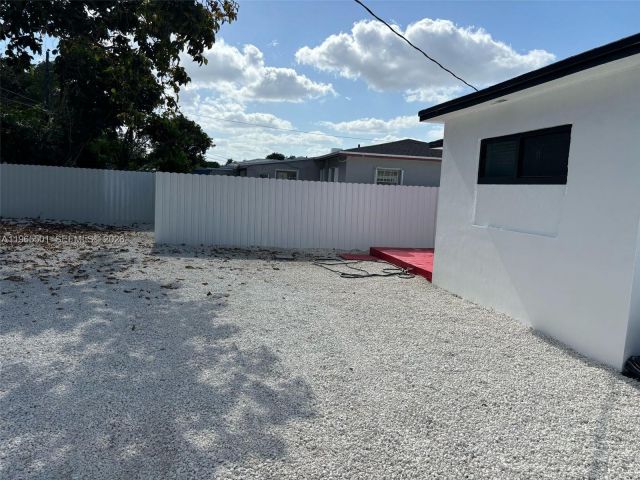 Продажа дома по адресу 1100 NW 75th St - фото 7429027