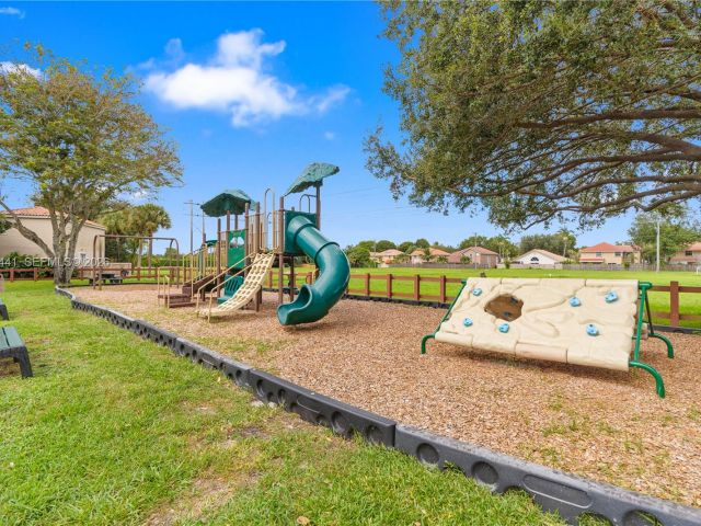 Дом в аренду по адресу 11009 Mainsail Dr 11009 - фото 7486992