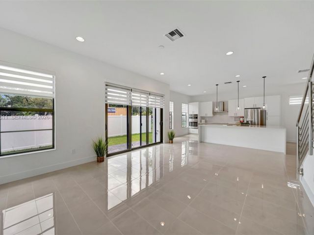 Дом в аренду по адресу 1454 SW 23rd St - фото 7482965