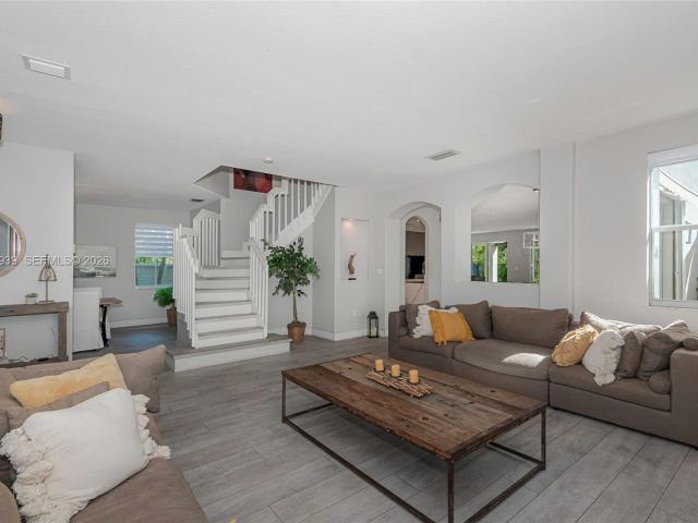 Продажа дома по адресу 14900 SW 10th St - фото 7444061