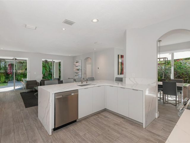 Продажа дома по адресу 14900 SW 10th St - фото 7444071