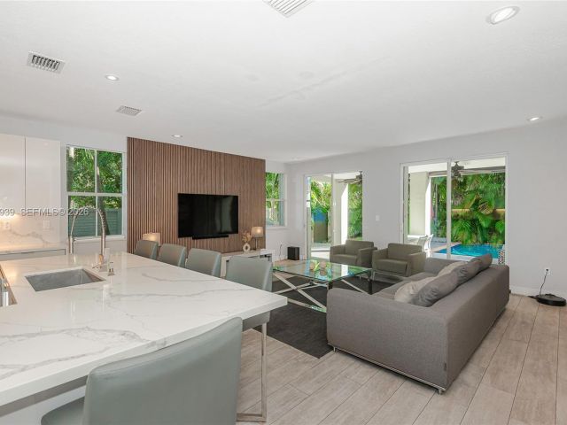 Продажа дома по адресу 14900 SW 10th St - фото 7444074