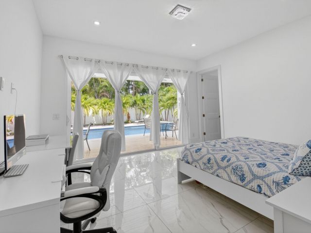 Продажа дома по адресу 711 NE 6th Street - фото 9263841