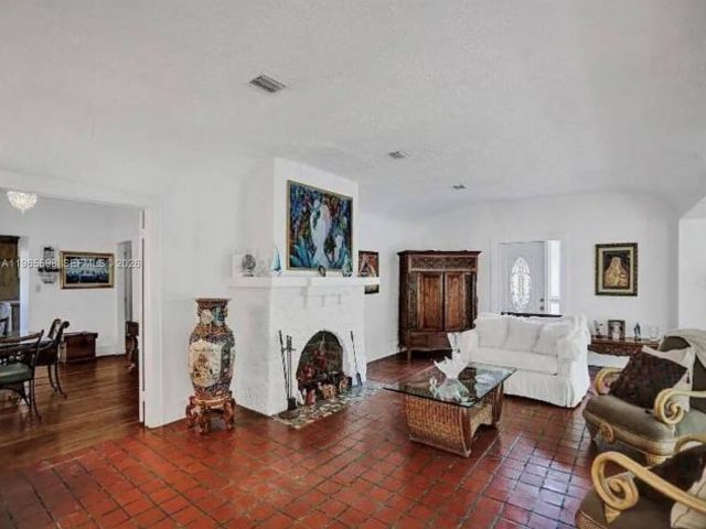 Продажа дома по адресу 1107 Alhambra Cir - фото 7471516