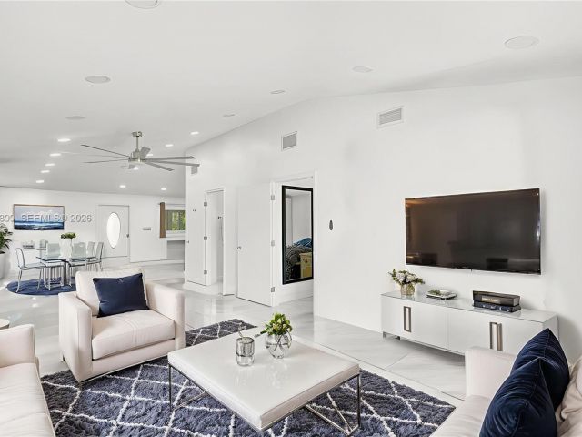 Продажа дома по адресу 2001 N 22nd Ave - фото 7506860