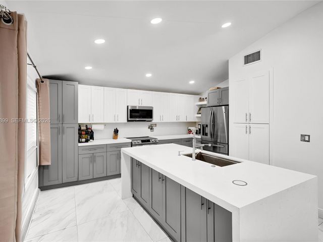 Продажа дома по адресу 2001 N 22nd Ave - фото 7506864