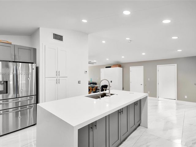 Продажа дома по адресу 2001 N 22nd Ave - фото 7506865