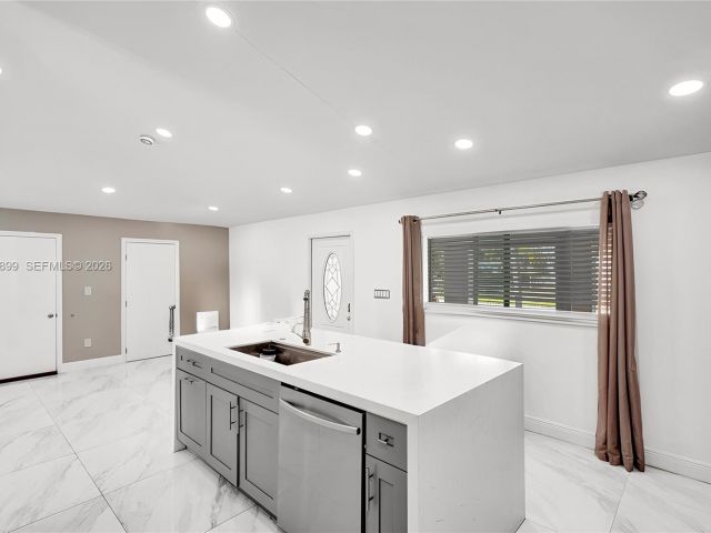 Продажа дома по адресу 2001 N 22nd Ave - фото 7506867