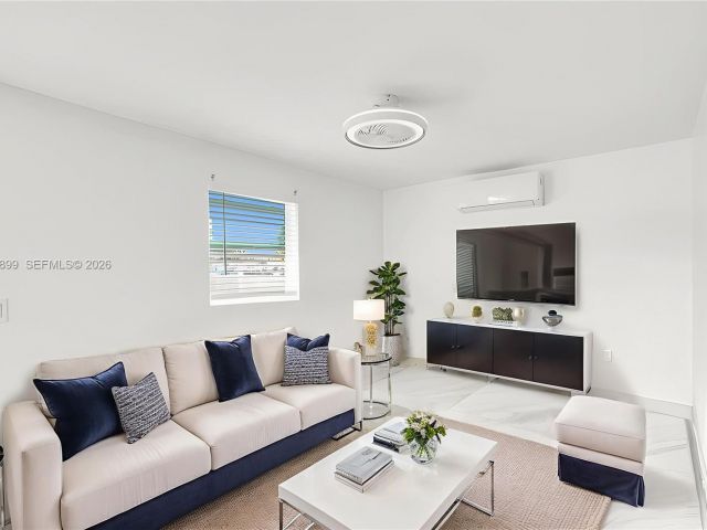 Продажа дома по адресу 2001 N 22nd Ave - фото 7506869