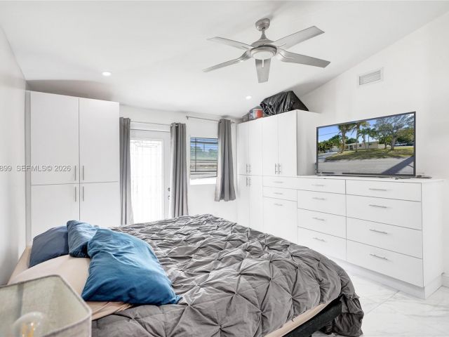 Продажа дома по адресу 2001 N 22nd Ave - фото 7506872