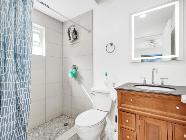 Продажа дома по адресу 2001 N 22nd Ave - фото 7506873