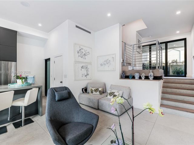 Дом в аренду по адресу 640 Fernwood Rd - фото 7439390