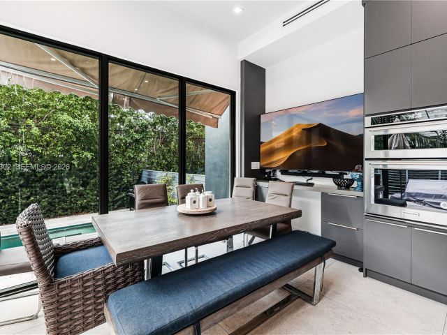 Дом в аренду по адресу 640 Fernwood Rd - фото 7439391