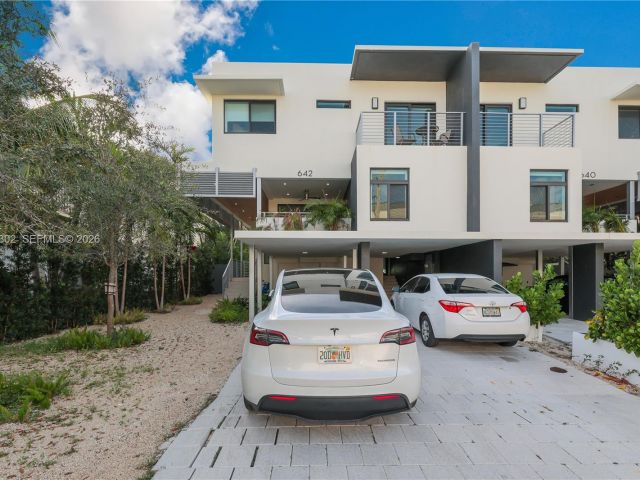 Дом в аренду по адресу 640 Fernwood Rd - фото 7439407