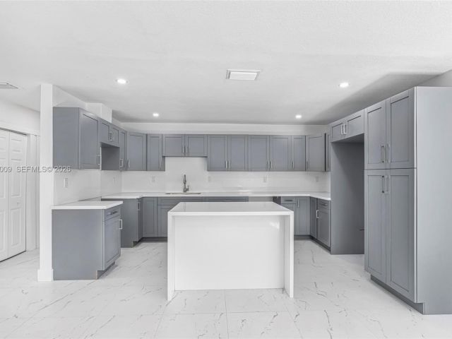 Дом в аренду по адресу 2901 SW 92nd Ave 0 - фото 7432469