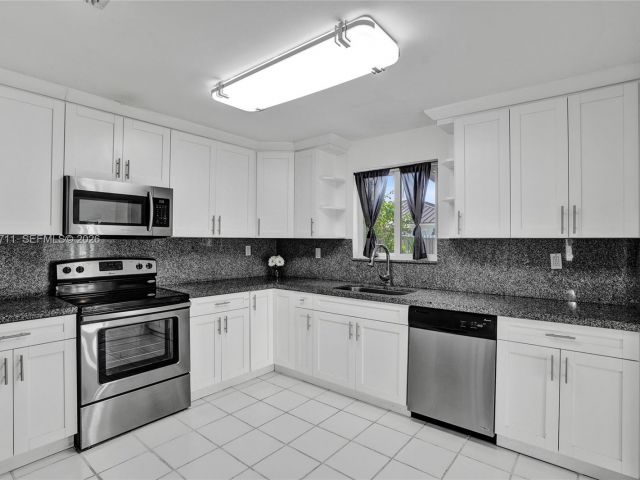 Продажа дома по адресу 15502 SW 137th Pl - фото 7446041