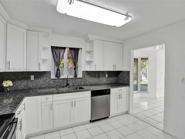 Продажа дома по адресу 15502 SW 137th Pl - фото 7446043