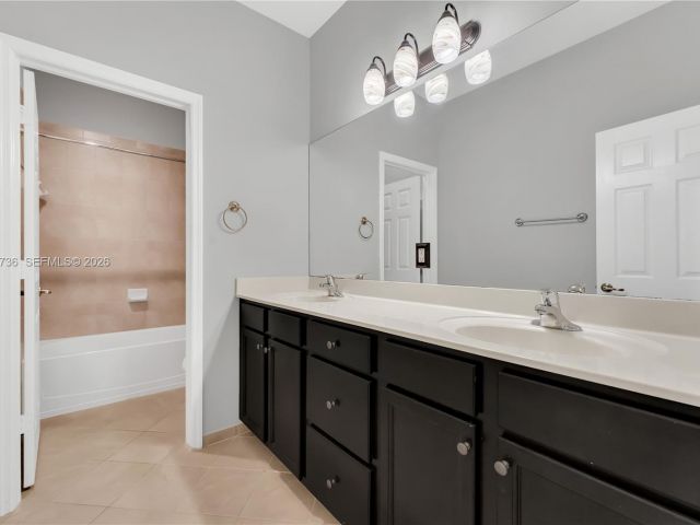 Дом в аренду по адресу 3401 SE 5th St 3401 - фото 7432729