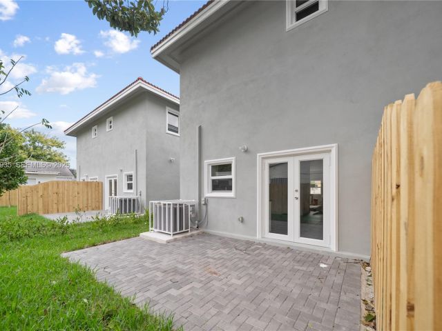 Продажа дома по адресу 529 NW 56th St - фото 7433006