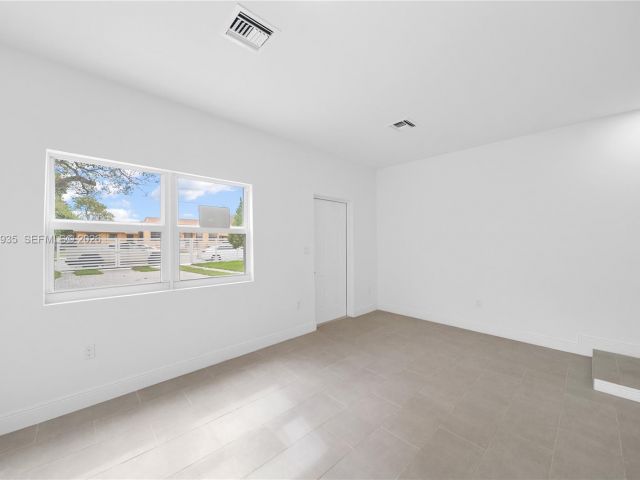 Продажа дома по адресу 529 NW 56th St - фото 7433016