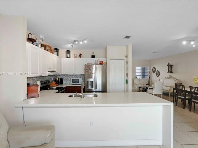 Продажа дома по адресу 941 SW 148th Pl - фото 7446373