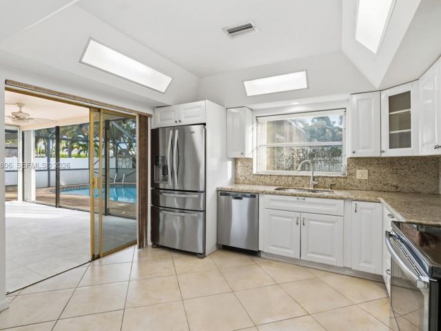 Дом в аренду по адресу 1260 SW 8th St - фото 7444778