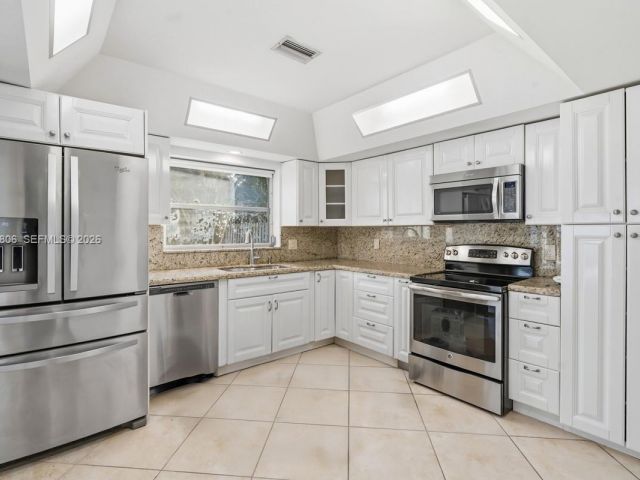 Дом в аренду по адресу 1260 SW 8th St - фото 7444779