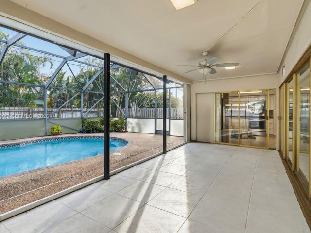 Дом в аренду по адресу 1260 SW 8th St - фото 7444782