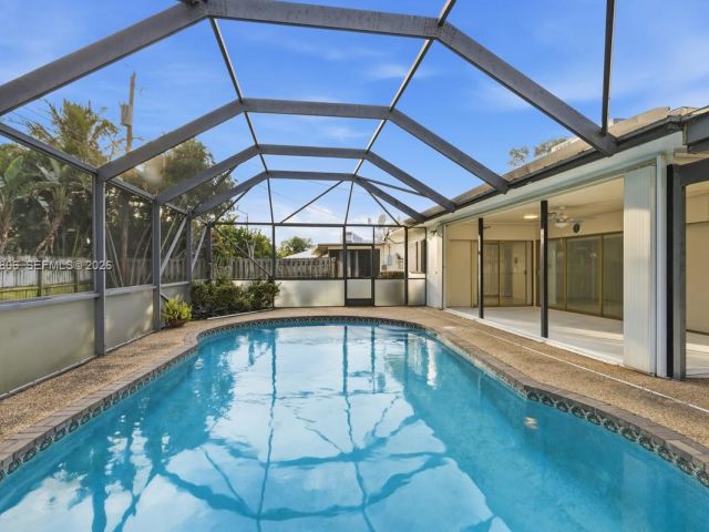 Дом в аренду по адресу 1260 SW 8th St - фото 7444785