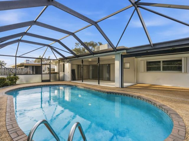 Дом в аренду по адресу 1260 SW 8th St - фото 7444786