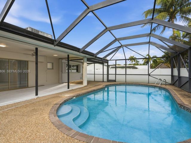 Дом в аренду по адресу 1260 SW 8th St - фото 7444787