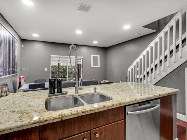 Продажа дома по адресу 5791 NW 116th Ave 112 - фото 7510797